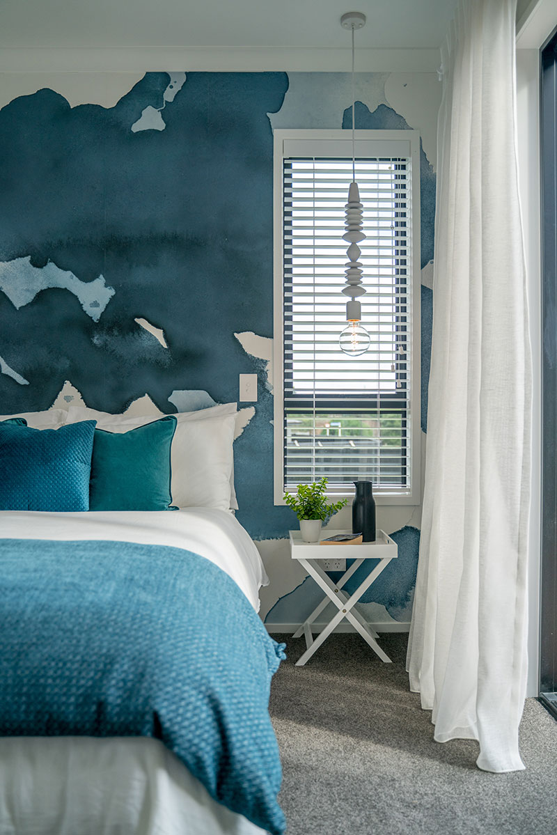 Teal Turquoise Blue masterbedroom, mr Ralph Hanging light & ink blot wallpaper